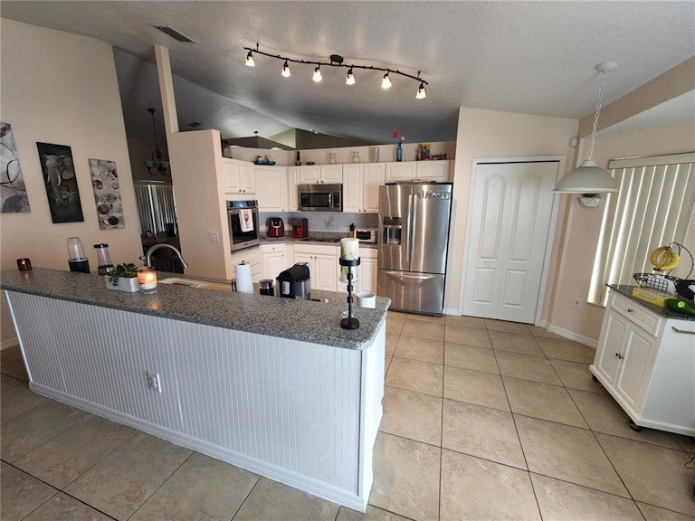Photo 5 of 34 - 2652 Hawthorne Ln, Kissimmee, FL 34743