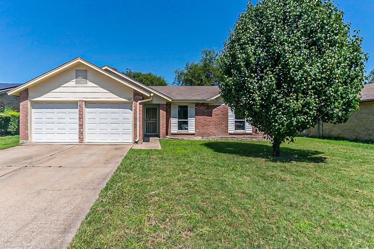 Photo 1 of 23 - 638 Michael Dr, Grand Prairie, TX 75052