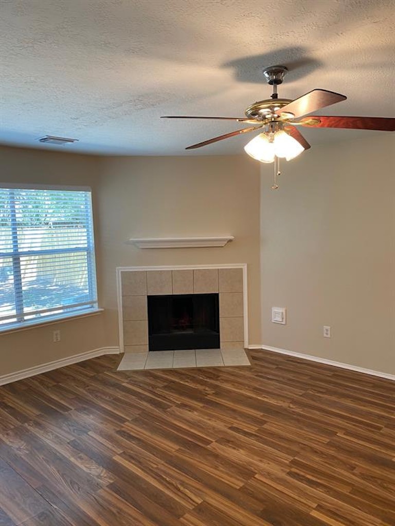Photo 7 of 11 - 1027 Willow West Dr, Houston, TX 77073