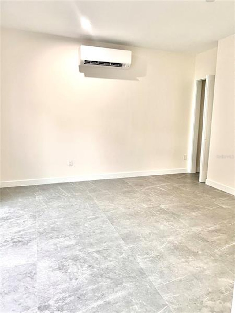Photo 22 of 25 - 2459 Gladstone Ave, Orlando, FL 32806