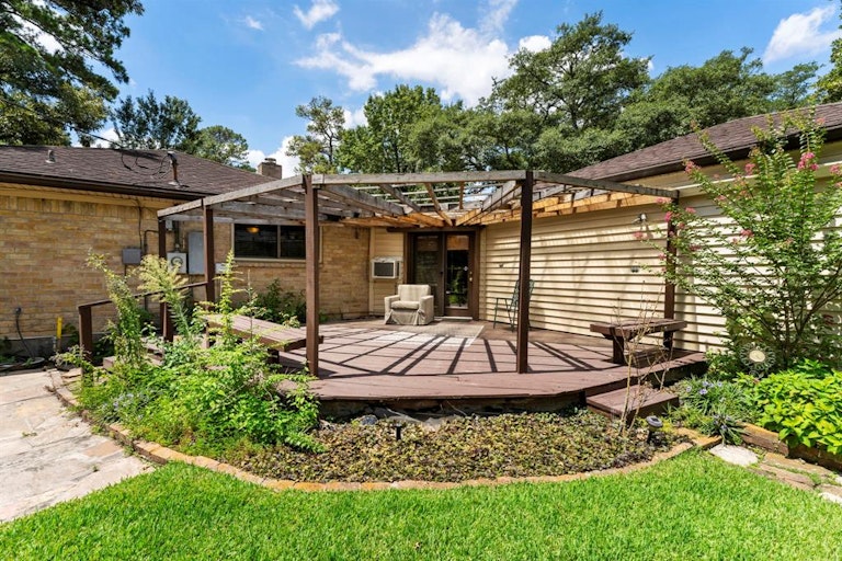 Photo 11 of 50 - 1103 Glouchester Ln, Houston, TX 77073