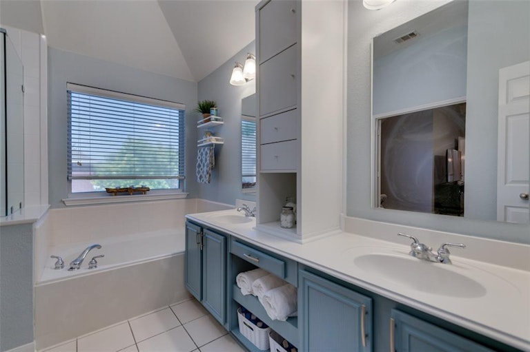 Photo 32 of 40 - 8801 Clearlake Dr, Rowlett, TX 75088