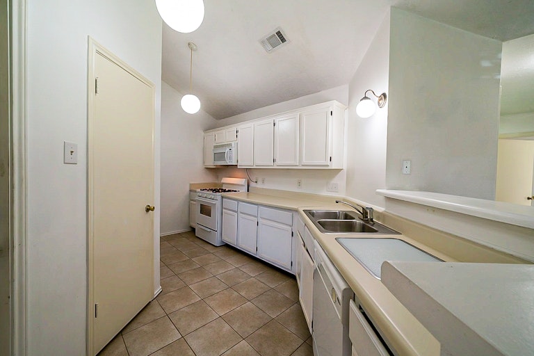 Photo 4 of 28 - 26 Parkbriar Cir, Baytown, TX 77521
