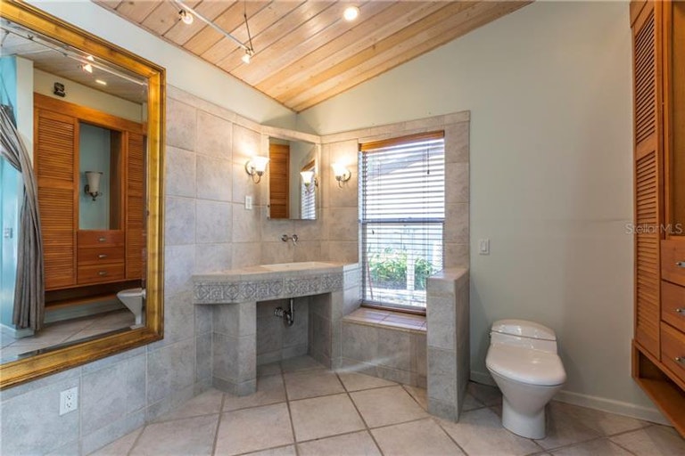Photo 7 of 25 - 16618 Vallely Dr, Tampa, FL 33618