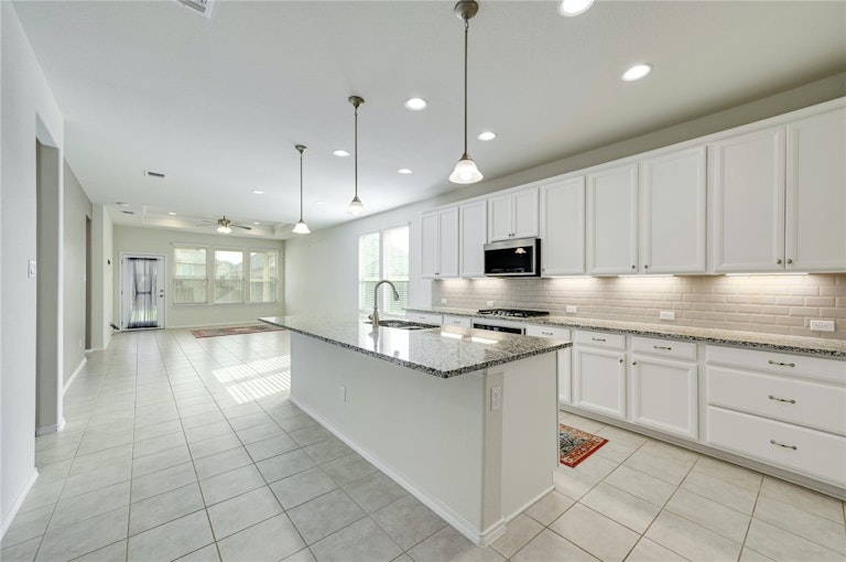 Photo 4 of 23 - 210 Quarryman Dr, Hutto, TX 78634