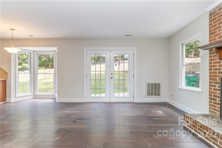 Photo 12 of 32 - 11231 Shandon Way Ln, Charlotte, NC 28262