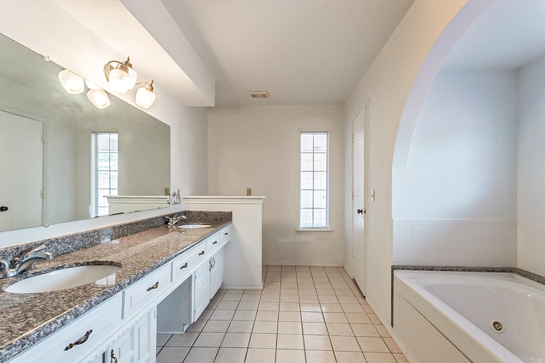 Photo 19 of 41 - 2501 Kelsey Dr, Plano, TX 75075