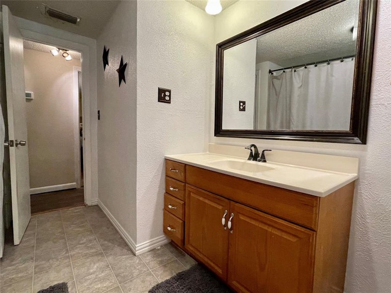 Photo 18 of 26 - 131 N Roe St, Fort Worth, TX 76108