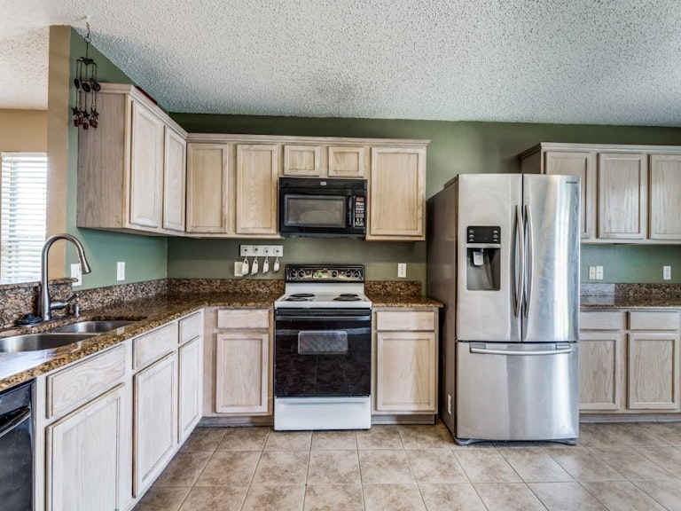 Photo 9 of 23 - 5309 Kingslink Cir, Fort Worth, TX 76135