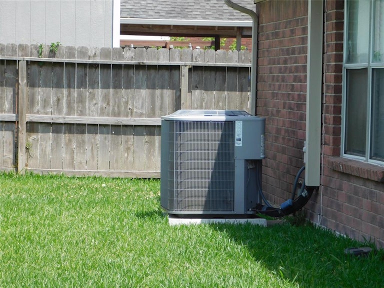 Photo 23 of 25 - 3910 Spring Meadow Dr, Pearland, TX 77584