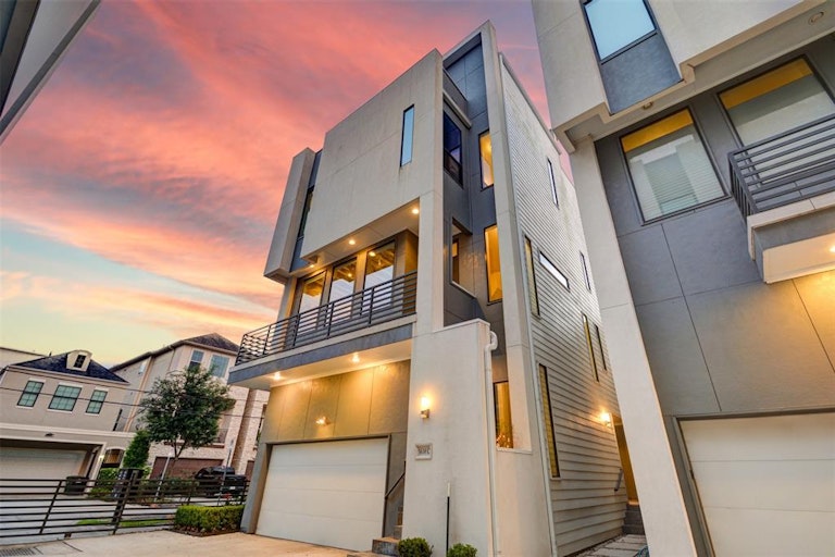 Photo 5 of 49 - 5638 Petty St Unit C, Houston, TX 77007