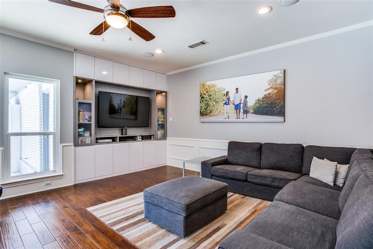Photo 13 of 27 - 6015 Twin Coves St, Dallas, TX 75248