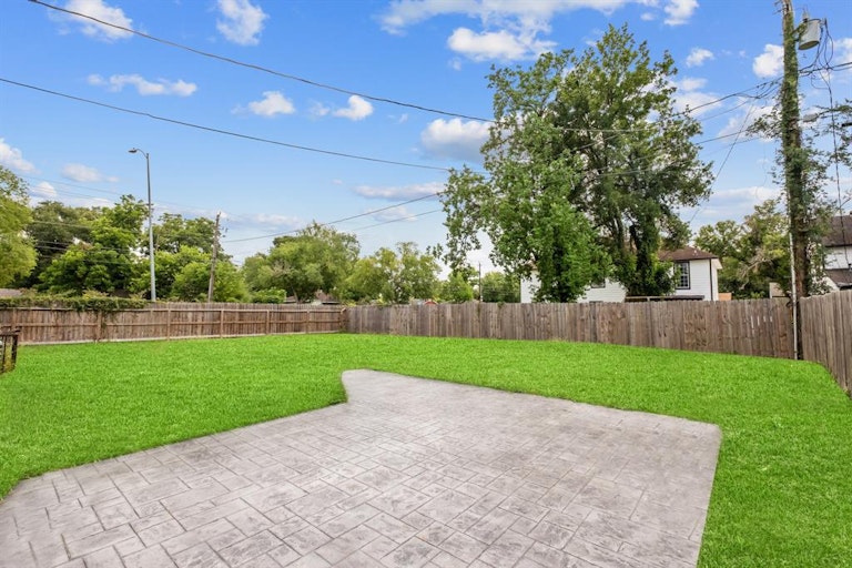 Photo 18 of 21 - 3838 Alsace St, Houston, TX 77021