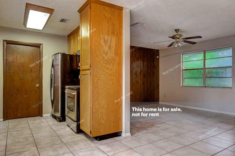 Photo 14 of 43 - 6215 Ogden Rd, Jacksonville, FL 32216