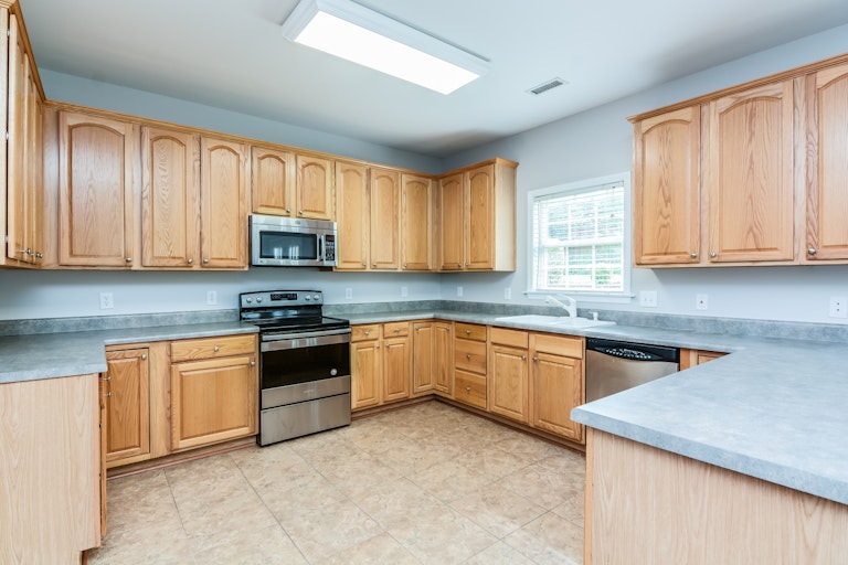 Photo 4 of 21 - 1006 Cantrell Ln, Apex, NC 27502