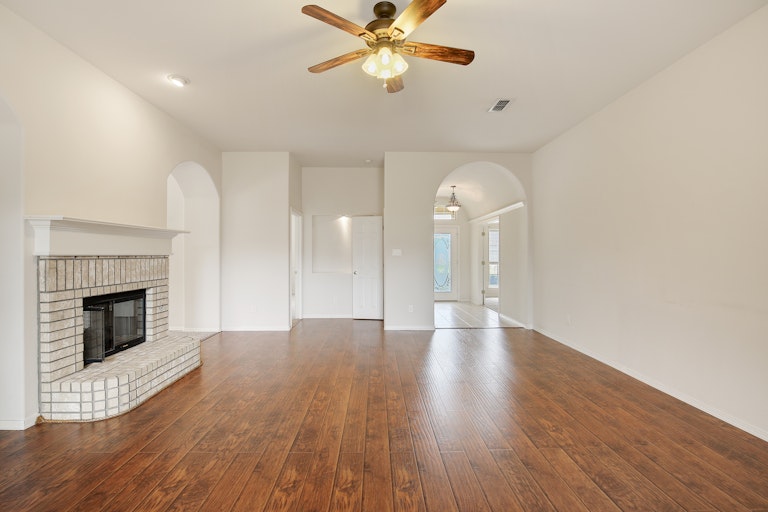 Photo 10 of 25 - 500 Kempson Ct, Saginaw, TX 76179