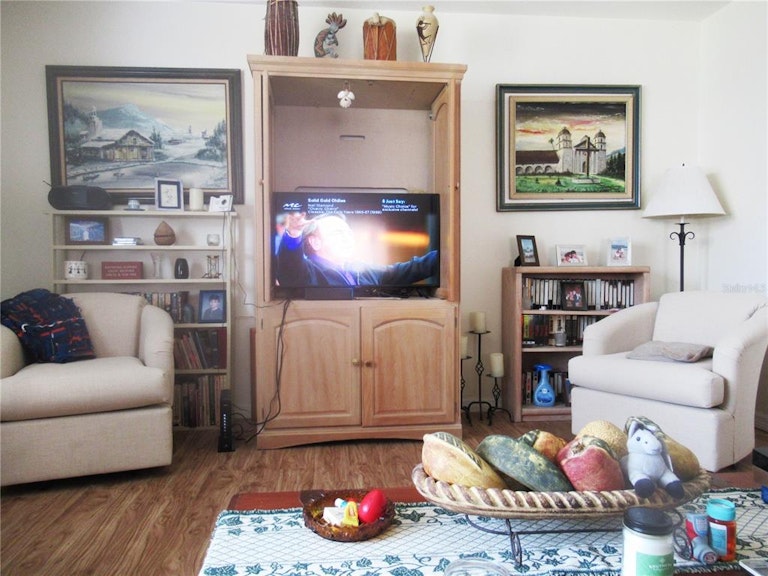 Photo 10 of 39 - 2421 Riverbluff Pkwy #232, Sarasota, FL 34231
