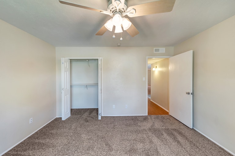 Photo 17 of 22 - 2409 Chinaberry Dr, Bedford, TX 76021