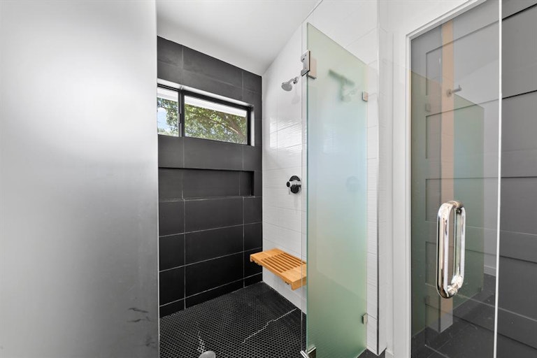 Photo 17 of 26 - 1807 Gardenia Dr, Houston, TX 77018