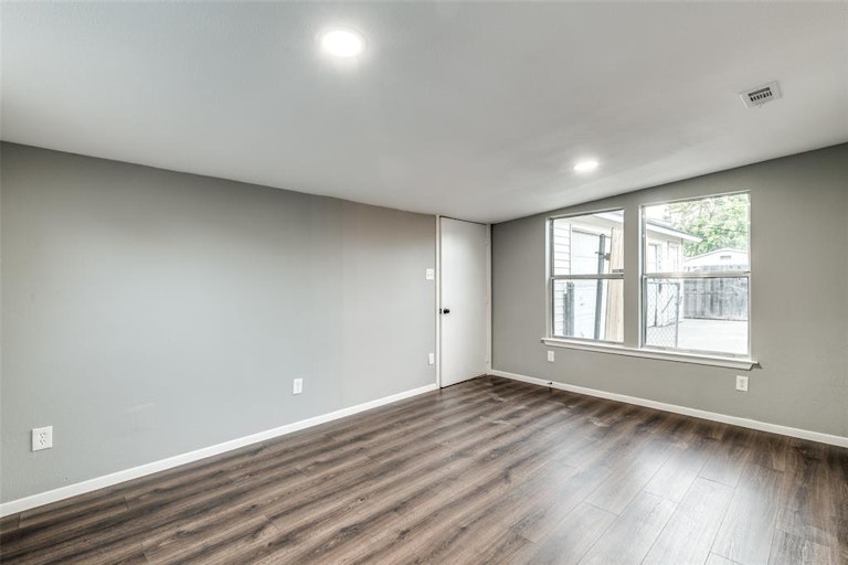 Photo 13 of 25 - 1910 Lachelle Ln, Arlington, TX 76010