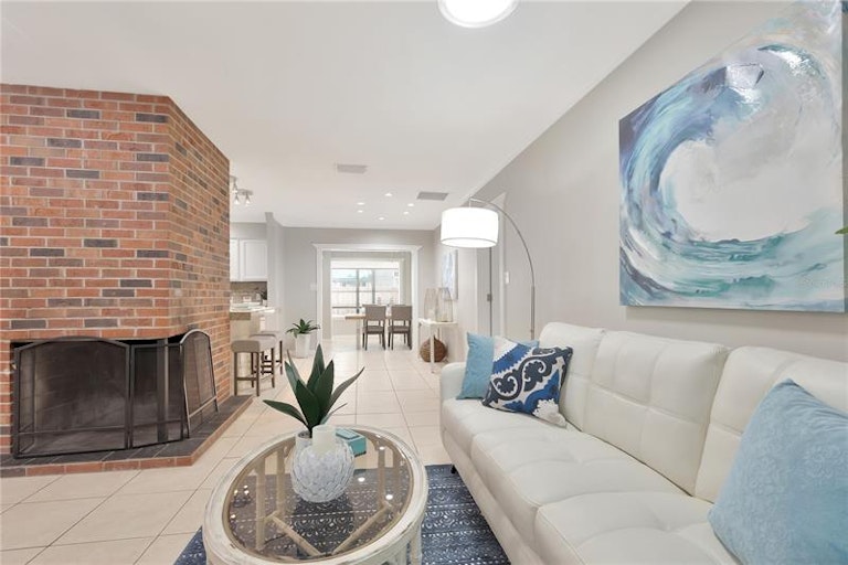 Photo 9 of 52 - 2302 S Arrawana Ave, Tampa, FL 33629