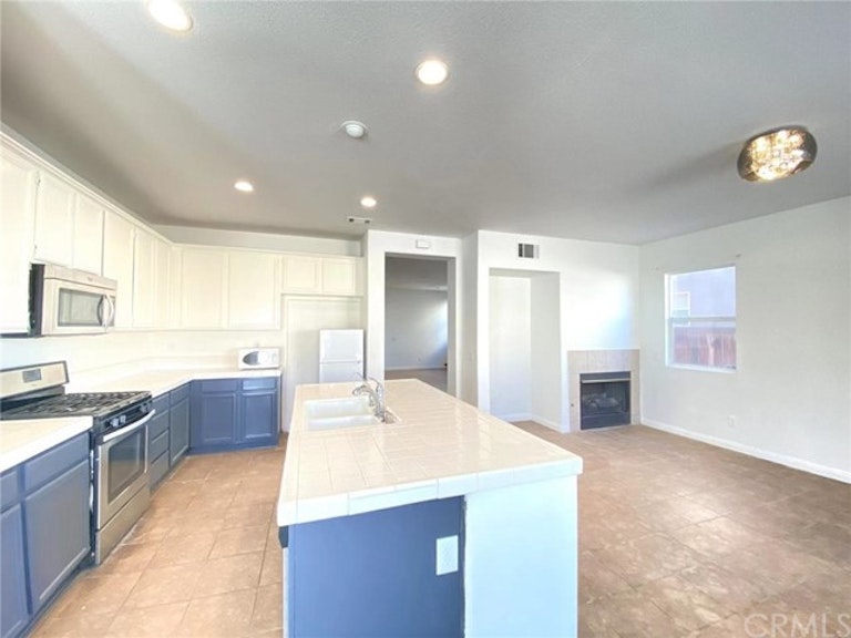 Photo 3 of 12 - 3645 Alhambra Ln, Perris, CA 92571