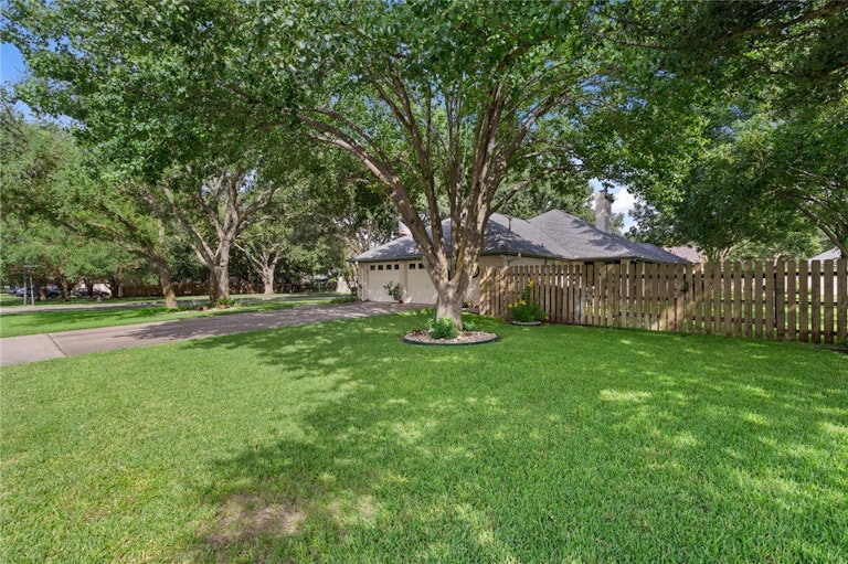 Photo 10 of 33 - 4000 Timbercrest Dr, Taylor, TX 76574