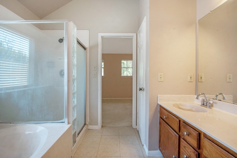 Photo 4 of 17 - 3838 Beckett Ridge Dr, Humble, TX 77396