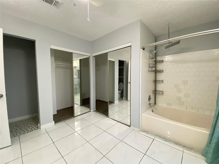 Photo 14 of 23 - 4703 Saint Lawrence Dr, Friendswood, TX 77546