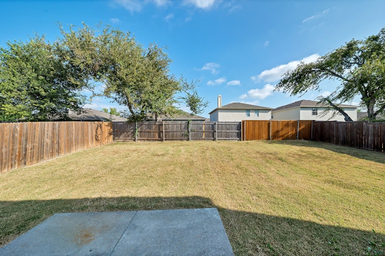 Photo 8 of 33 - 2305 Hickory Ct, Little Elm, TX 75068