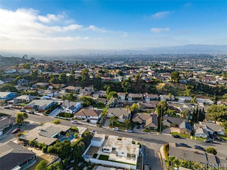Photo 29 of 33 - 4501 Don Valdes Dr, Los Angeles, CA 90008