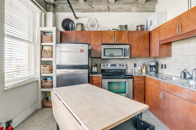 Photo 10 of 30 - 221 W Lancaster Ave #7010, Fort Worth, TX 76102