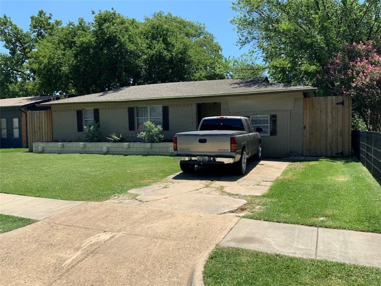 Photo 1 of 24 - 1734 Belmont St, Mesquite, TX 75149