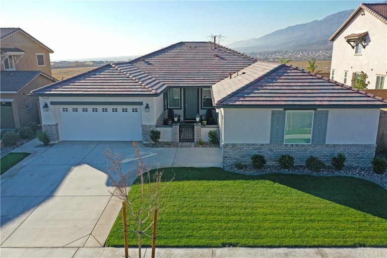 Photo 2 of 50 - 5120 Armendarez Ln, Fontana, CA 92336