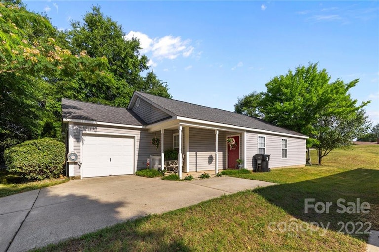 Photo 3 of 32 - 3055 Champion Ln SW, Concord, NC 28025