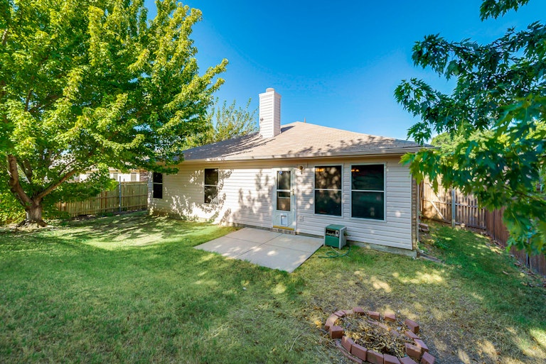 Photo 6 of 24 - 5132 Bedfordshire Dr, Fort Worth, TX 76135