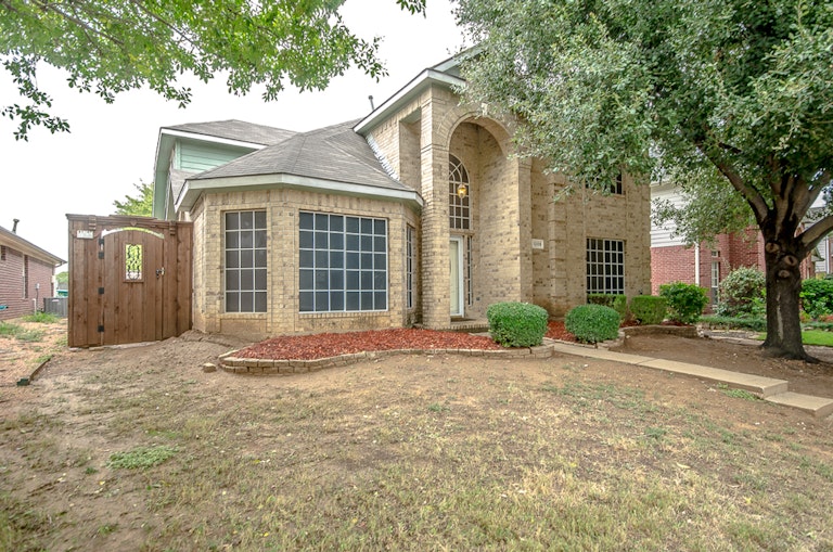 Photo 2 of 30 - 1209 Michael Ave, Lewisville, TX 75077