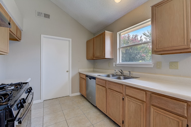 Photo 30 of 37 - 9032 Elbe Trl, Fort Worth, TX 76118