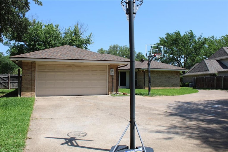 Photo 37 of 40 - 1112 Timber View Dr, Bedford, TX 76021