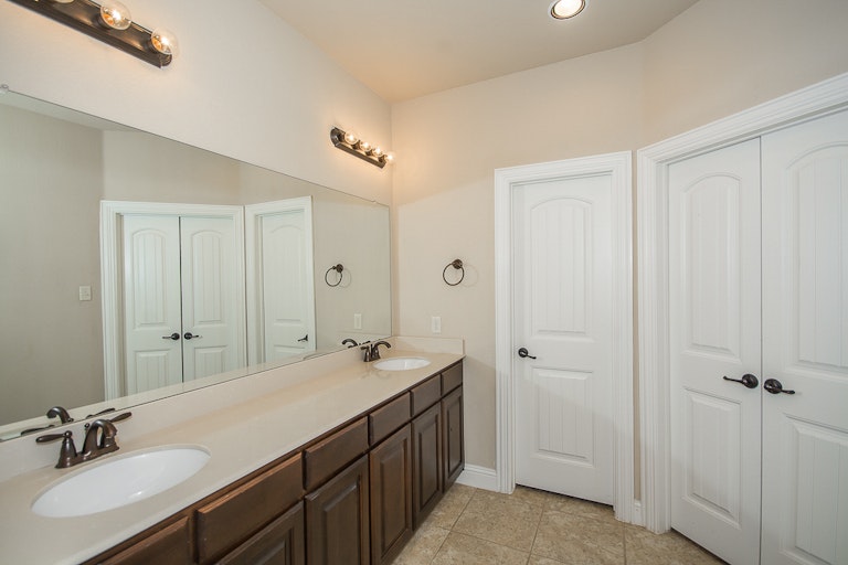 Photo 4 of 20 - 9700 National Pines Dr, McKinney, TX 75072