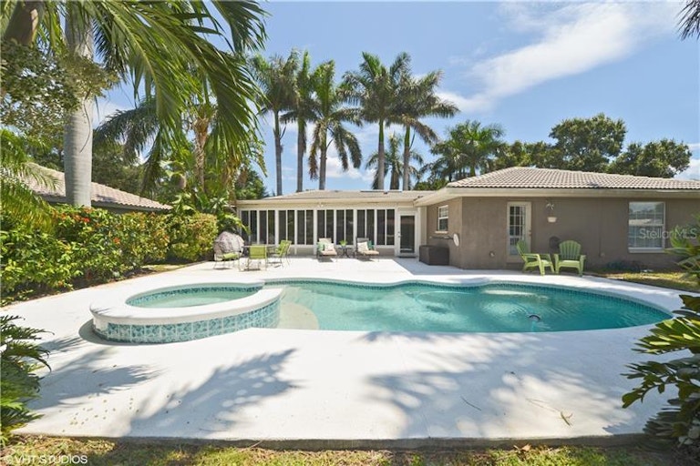 Photo 15 of 16 - 6332 Tanglewood Dr NE, Saint Petersburg, FL 33702