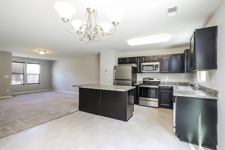 Photo 3 of 25 - 370 Fieldspar Ln, Clayton, NC 27520