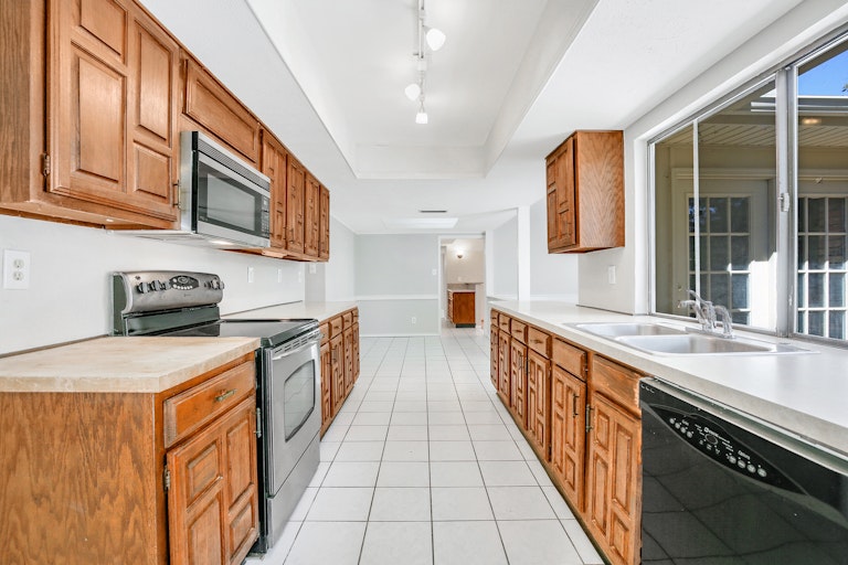 Photo 1 of 25 - 2324 Chinaberry Dr, Bedford, TX 76021