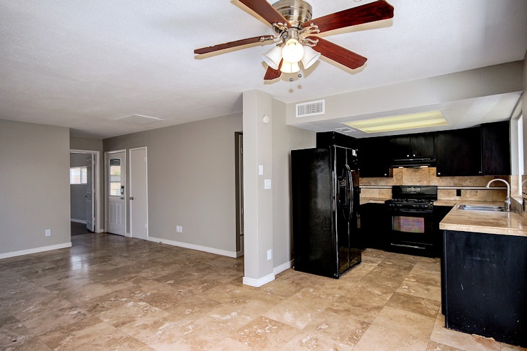 Photo 6 of 21 - 4820 N 87th Ave, Phoenix, AZ 85037