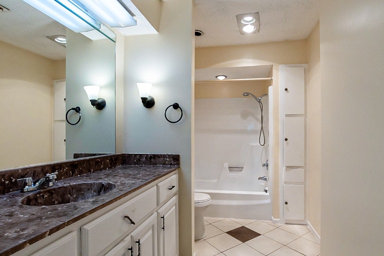Photo 6 of 25 - 9326 Emberglow Ln, Dallas, TX 75243