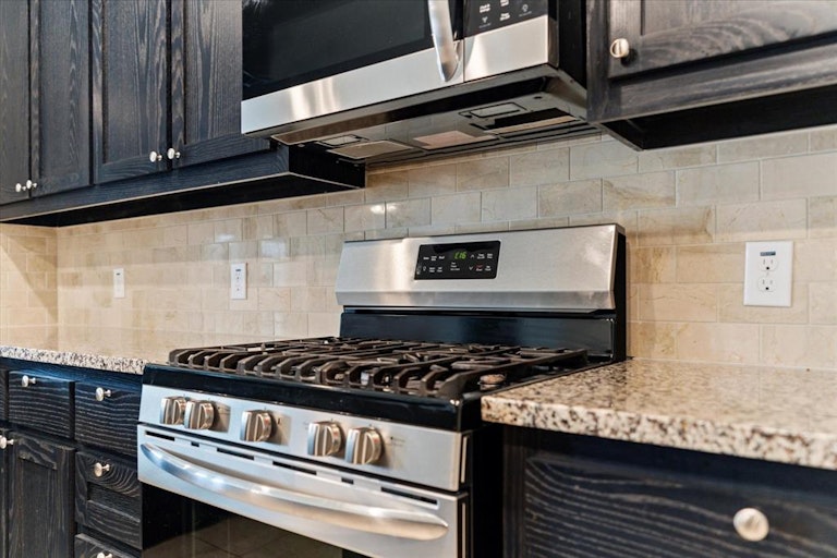 Photo 2 of 27 - 1504 Summit View Ln, Aubrey, TX 76227