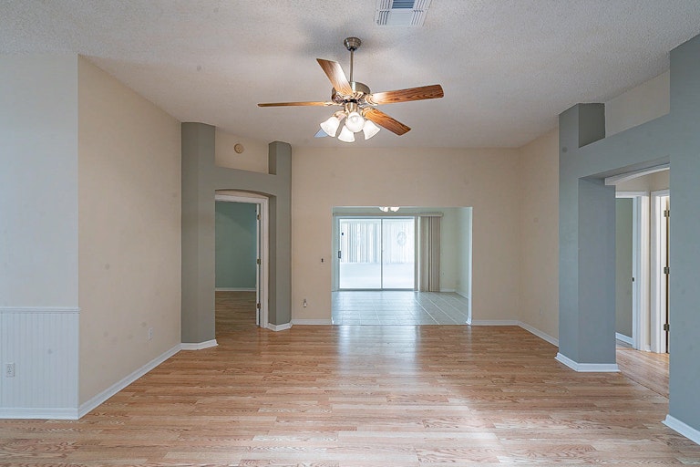 Photo 5 of 31 - 1044 Soledad Way, Lady Lake, FL 32159