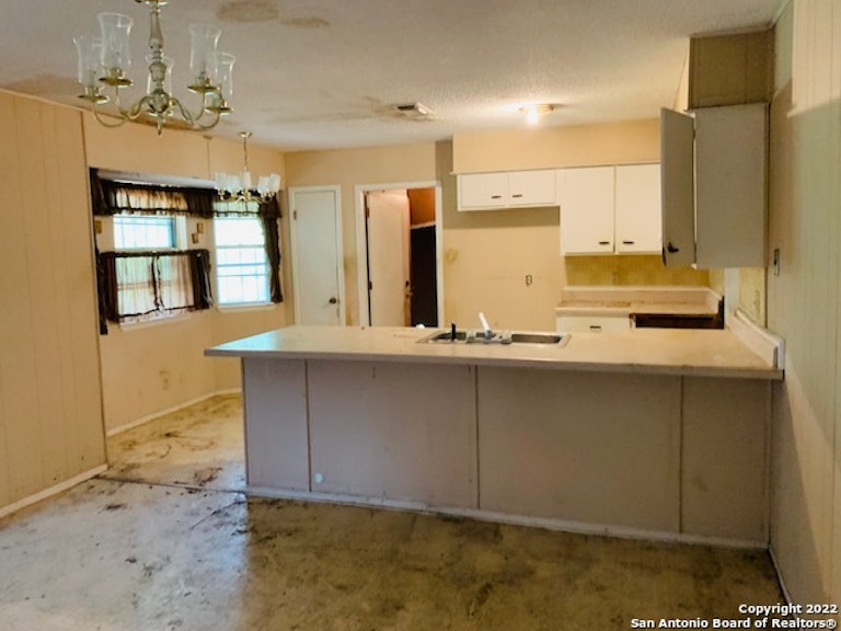 Photo 4 of 16 - 406 Solar Dr, San Antonio, TX 78227