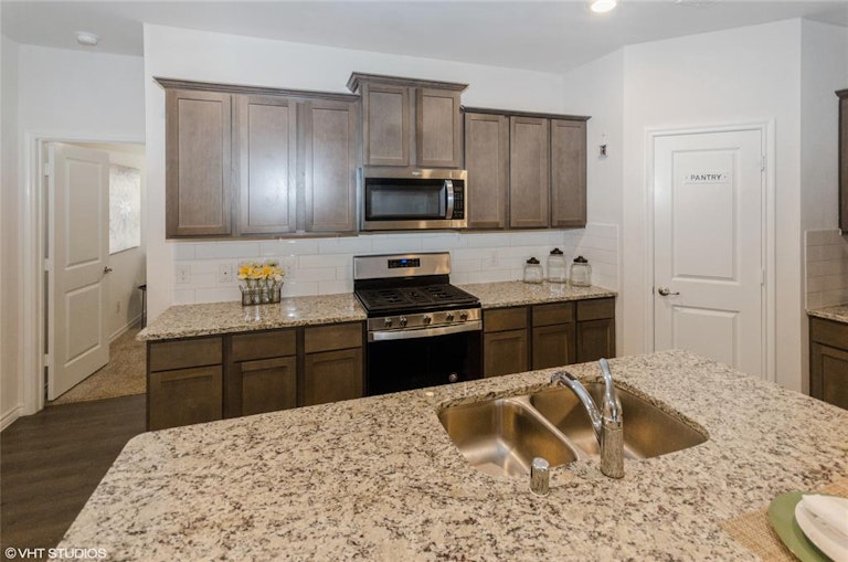 Photo 5 of 38 - 503 Range Dr, Princeton, TX 75407
