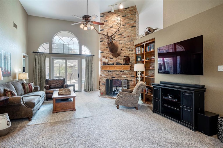 Photo 2 of 40 - 7115 Spruce Forest Ct, Arlington, TX 76001